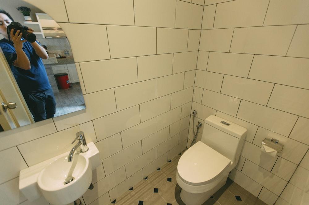 Tasik Villa International Resort Port Dickson Ngoại thất bức ảnh Bathroom with a bidet