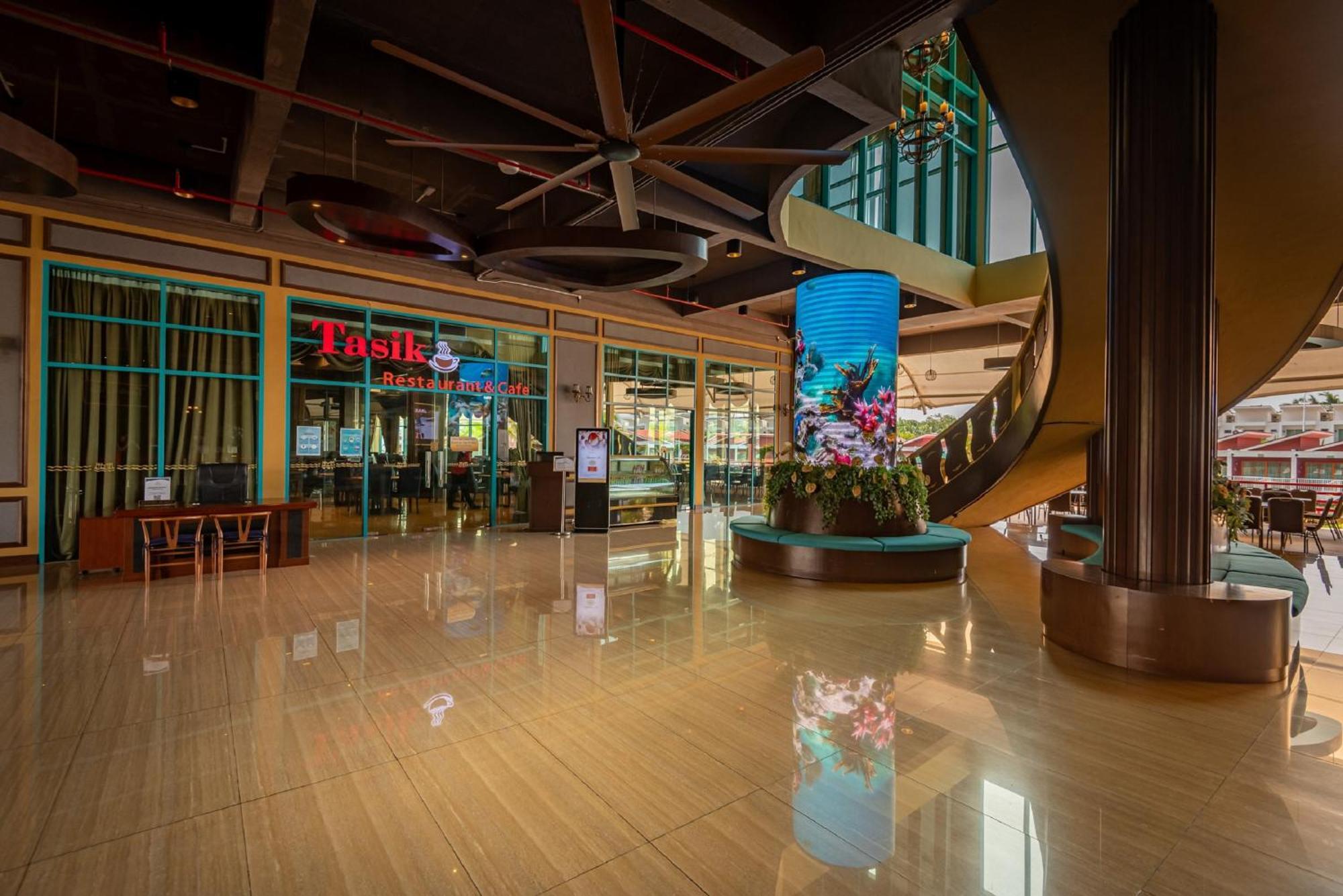 Tasik Villa International Resort Port Dickson Ngoại thất bức ảnh The interior of the mall