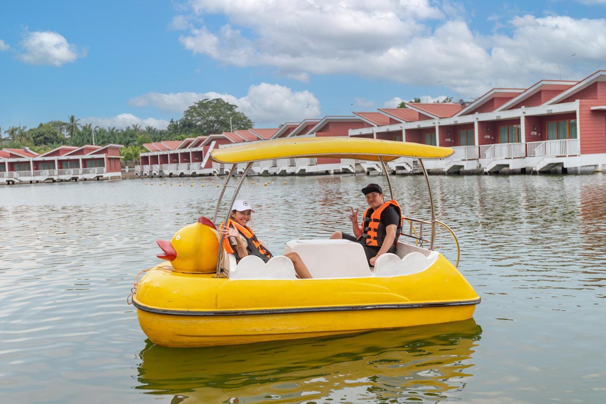 Tasik Villa International Resort Port Dickson Ngoại thất bức ảnh A pedal boat in Vietnam