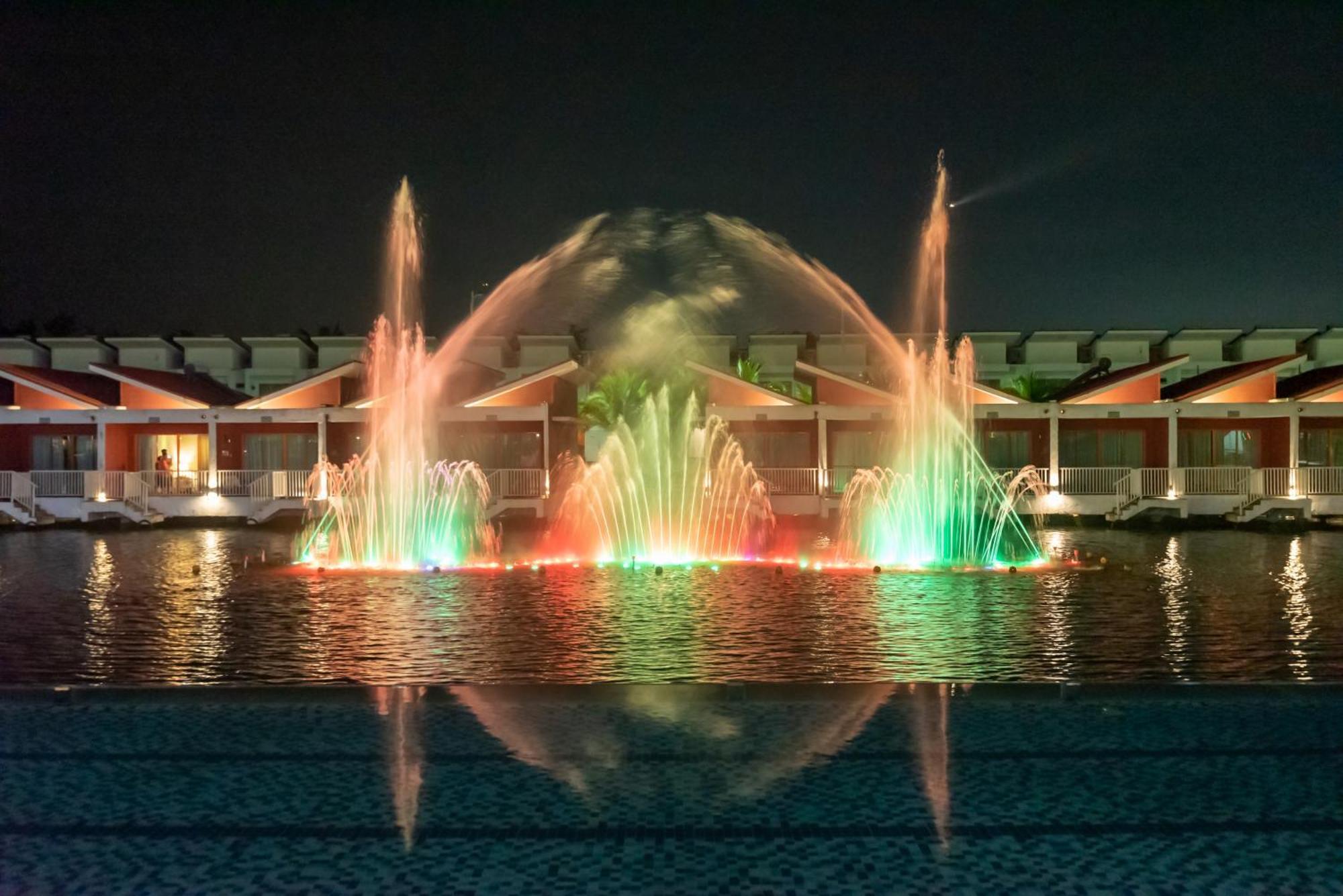 Tasik Villa International Resort Port Dickson Ngoại thất bức ảnh Fountains at the resort