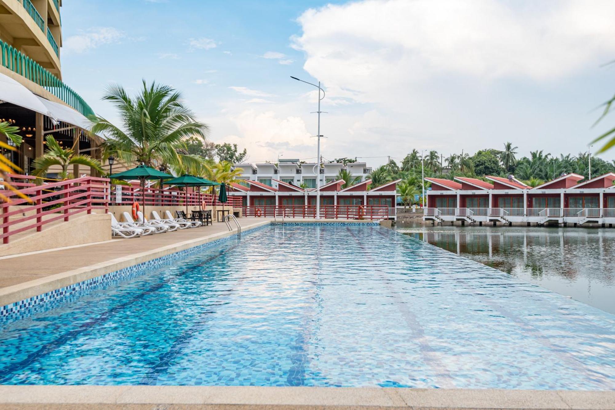 Tasik Villa International Resort Port Dickson Ngoại thất bức ảnh The pool at the resort