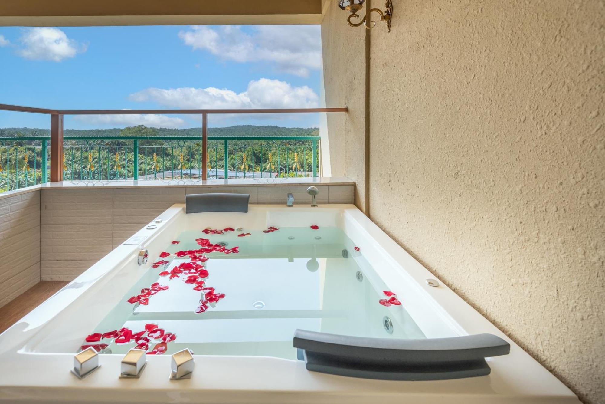 Tasik Villa International Resort Port Dickson Ngoại thất bức ảnh A whirlpool bath