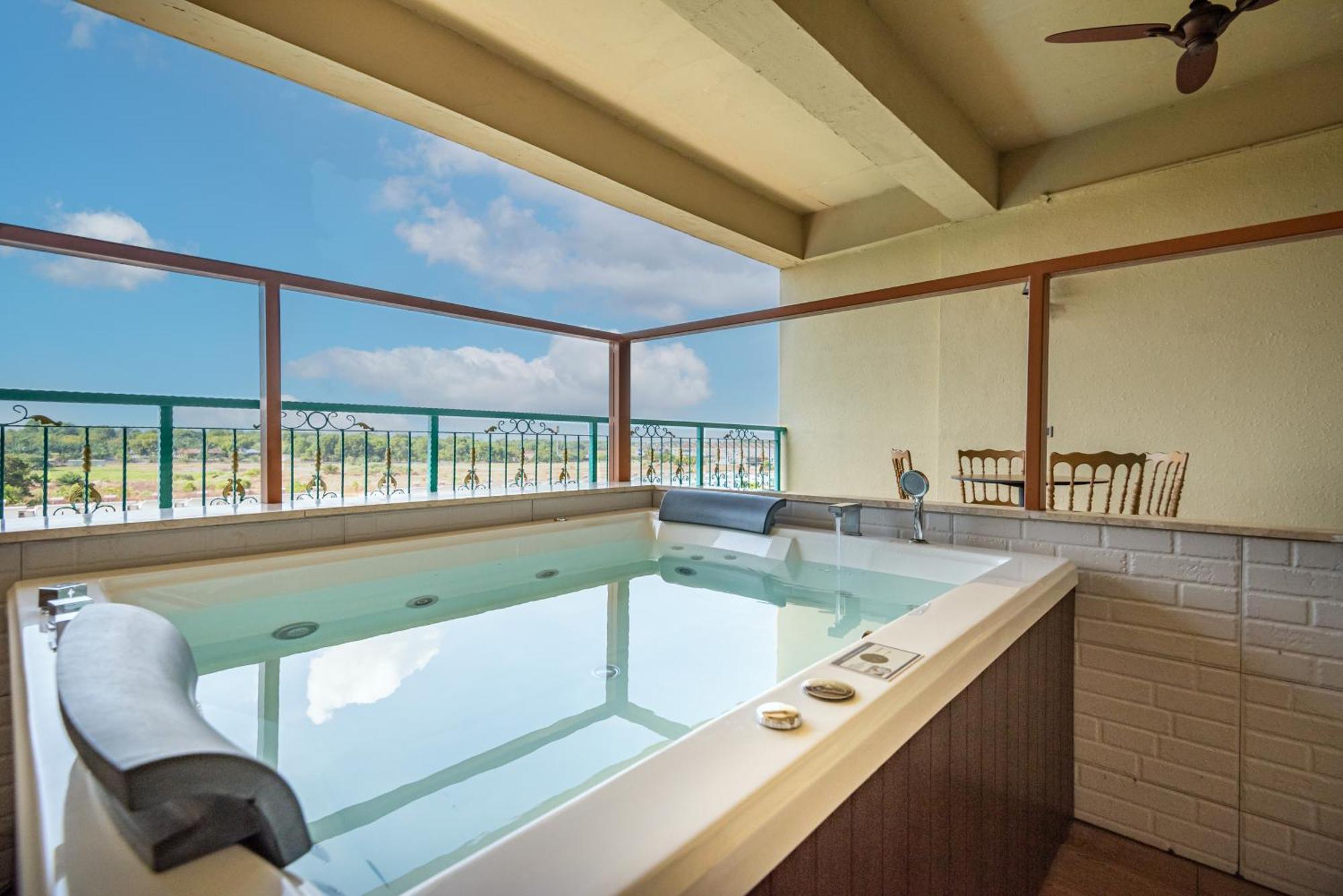 Tasik Villa International Resort Port Dickson Ngoại thất bức ảnh A hot tub