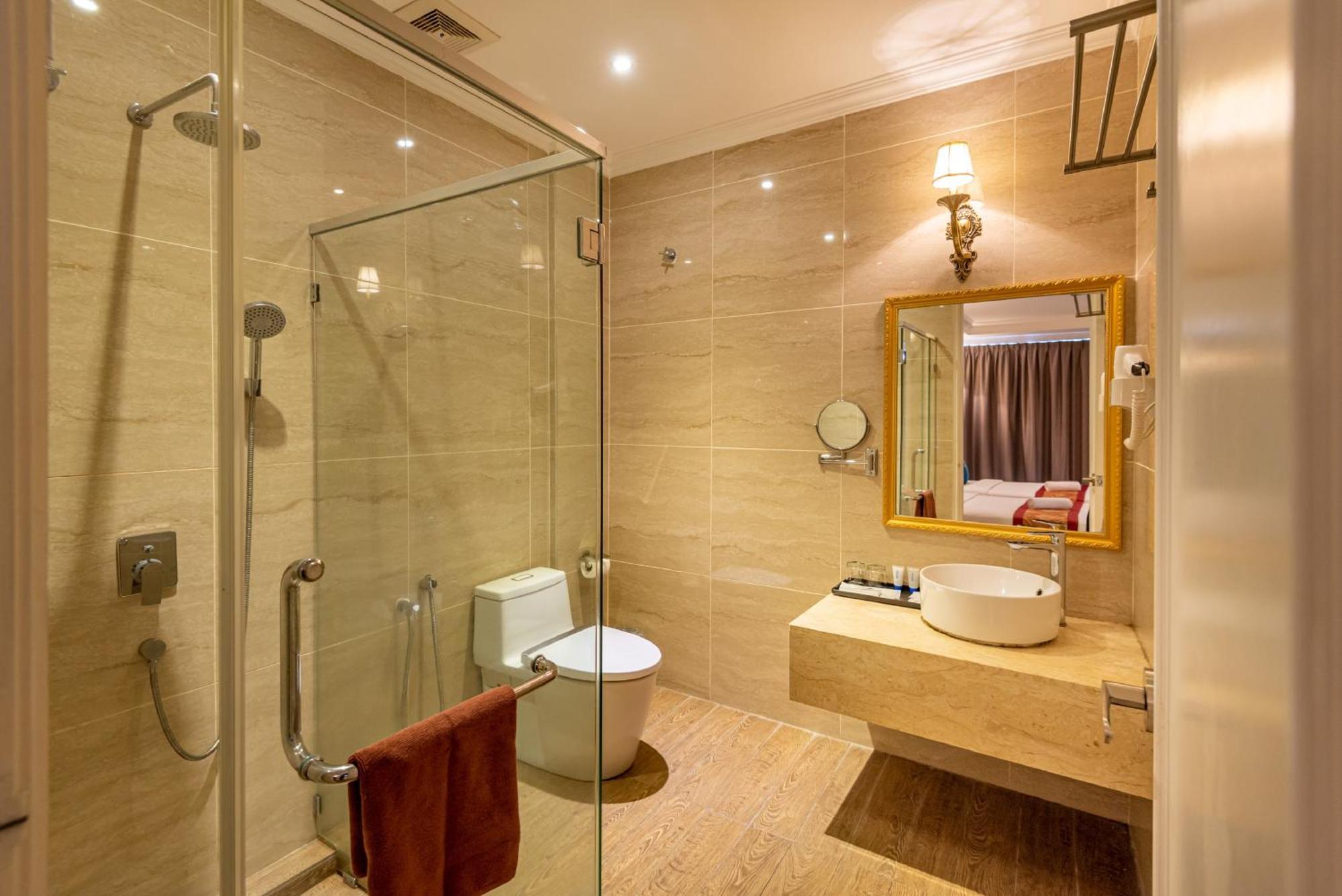 Tasik Villa International Resort Port Dickson Ngoại thất bức ảnh A bathroom in a hotel