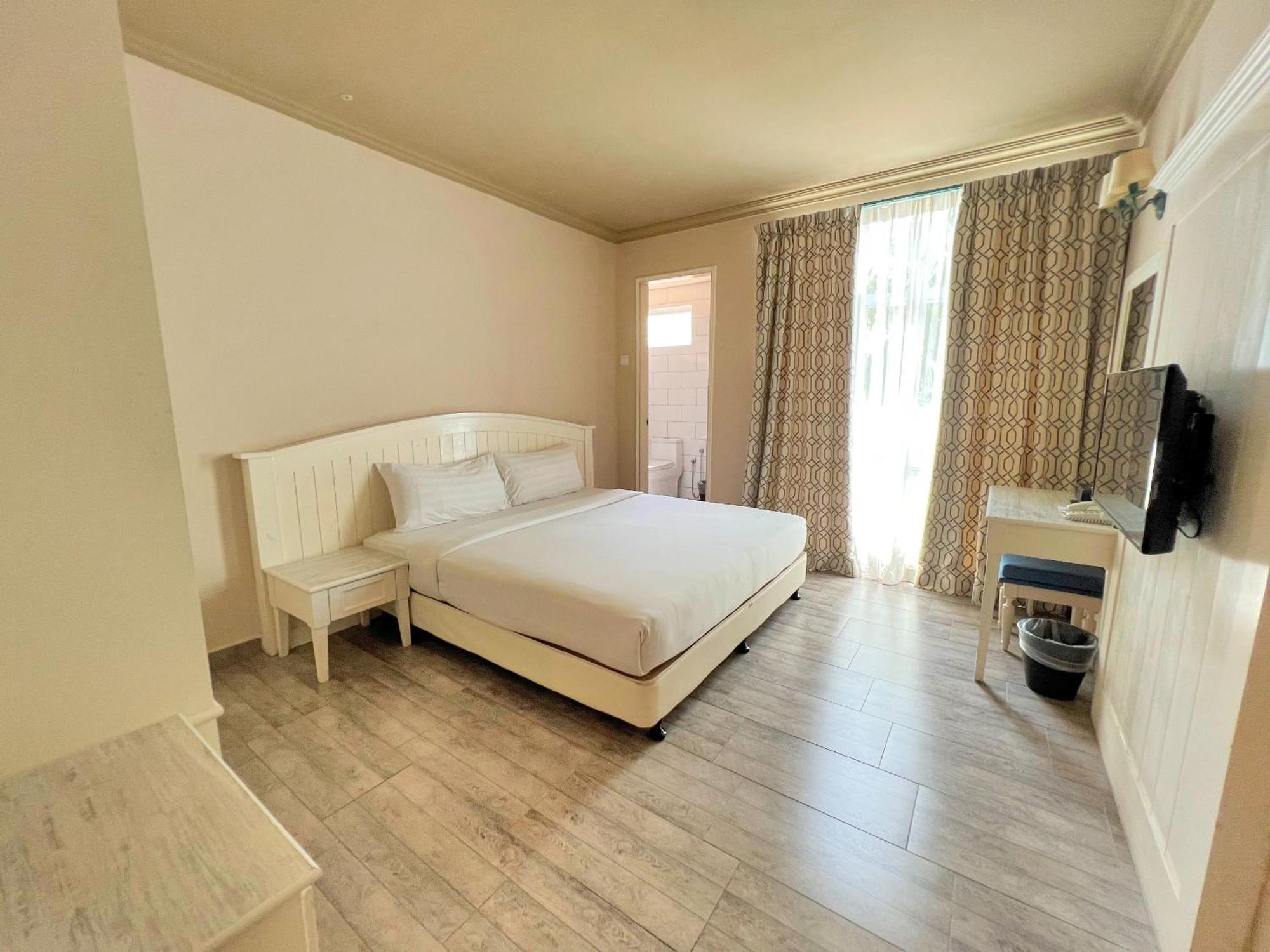 Tasik Villa International Resort Port Dickson Ngoại thất bức ảnh A bedroom at the hotel