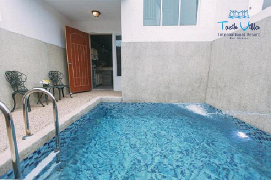 Tasik Villa International Resort Port Dickson Ngoại thất bức ảnh Private pool at the hotel